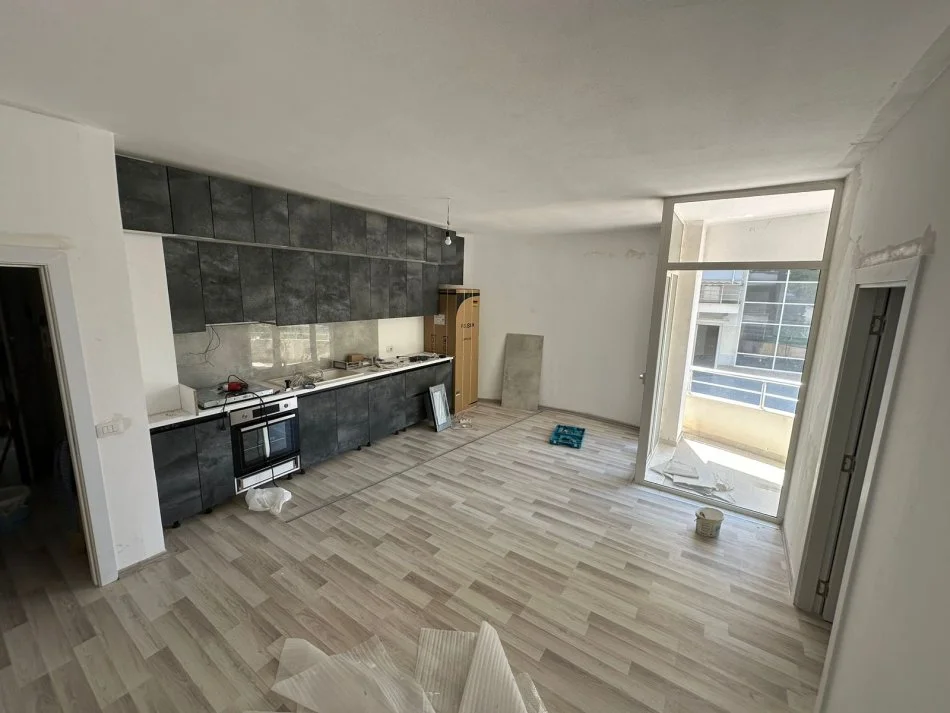 Tirane, shitet apartament 1+1 Kati 2, 81 m² (Fresk)