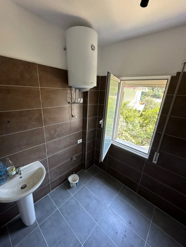 Tirane, shitet apartament 1+1+Ballkon Kati 2, 81 m² 89.650 € (Rruga Dajti)