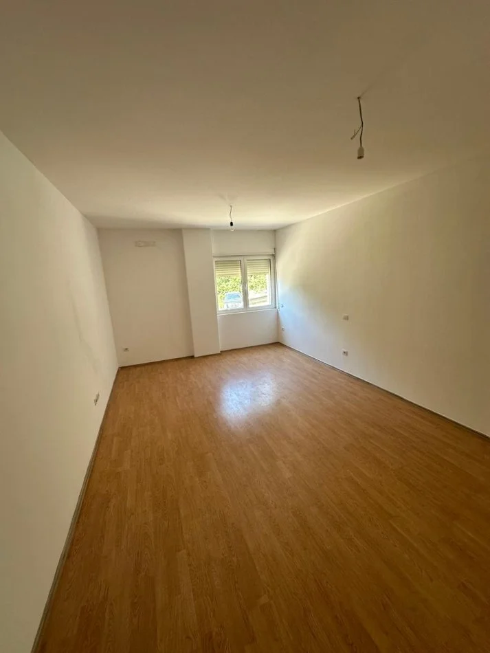 Tirane, shitet apartament 2+1+Ballkon Kati 1, 90 m² 99.000 € (Rruga Dajtit)