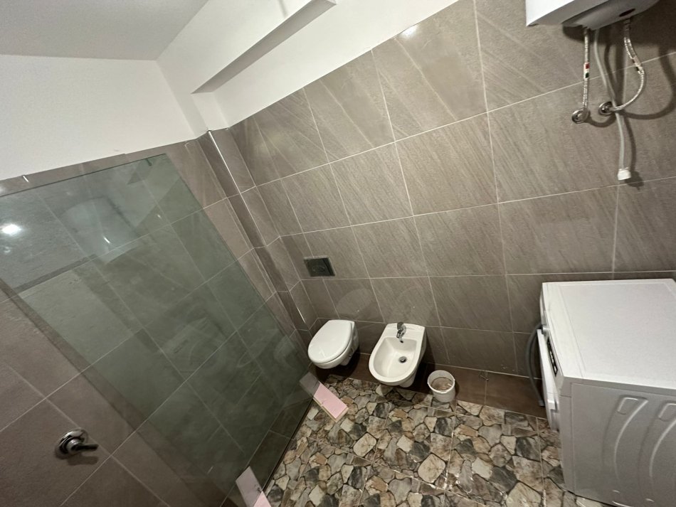 Tirane, shitet apartament 2+1+Ballkon Kati 1, 90 m² 108.000 € (Rruga Dajti)