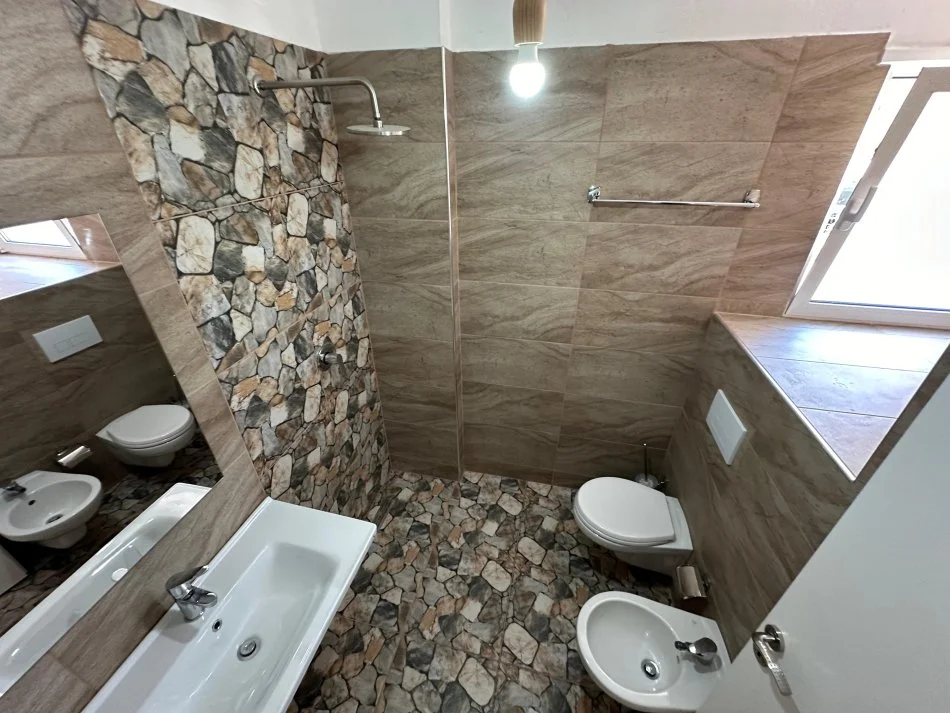 Tirane, shitet apartament 1+1+Ballkon Kati 2, 64 m² 76.800 € (Rruga Dajti)