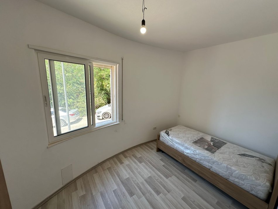 Tirane, shitet apartament 2+1+Ballkon Kati 1, 90 m² 108.000 € (Rruga Dajti)