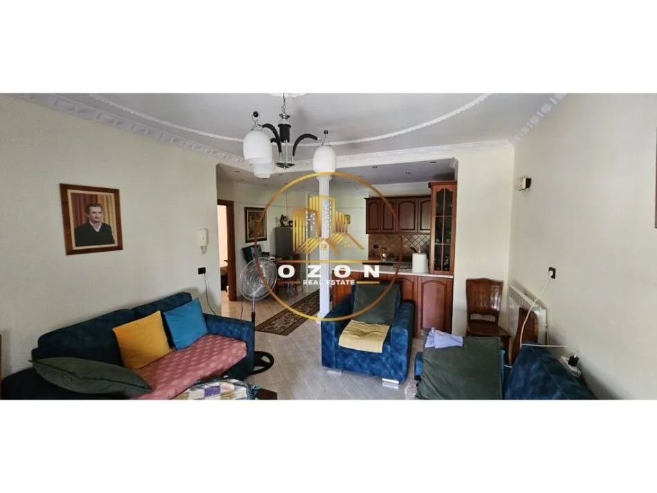 Shitet apartament 2+1 në Kombinat pranë Kompleksit Sportiv Bushi !