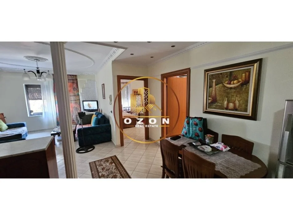 Shitet apartament 2+1 në Kombinat pranë Kompleksit Sportiv Bushi !