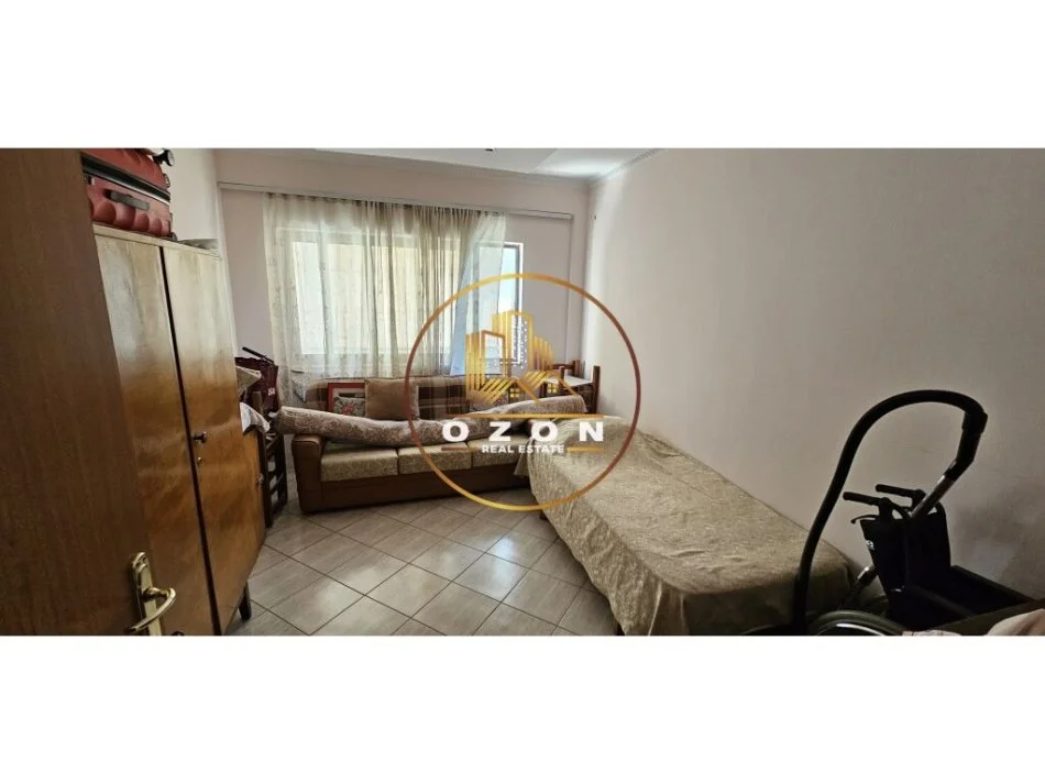 Shitet apartament 2+1 në Kombinat pranë Kompleksit Sportiv Bushi !