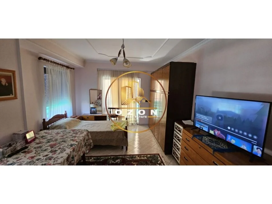 Shitet apartament 2+1 në Kombinat pranë Kompleksit Sportiv Bushi !