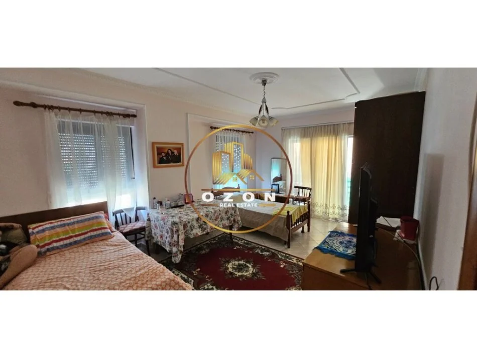 Shitet apartament 2+1 në Kombinat pranë Kompleksit Sportiv Bushi !