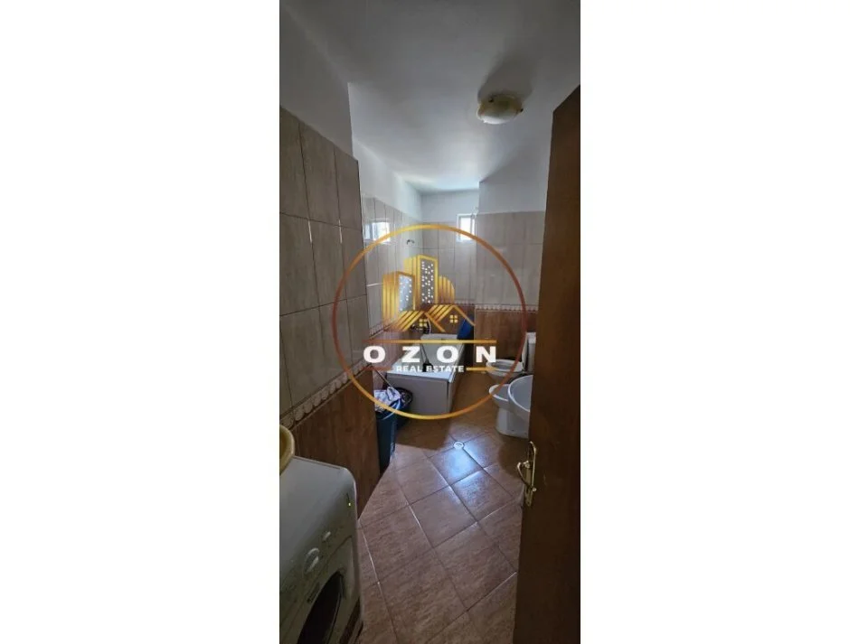 Shitet apartament 2+1 në Kombinat pranë Kompleksit Sportiv Bushi !