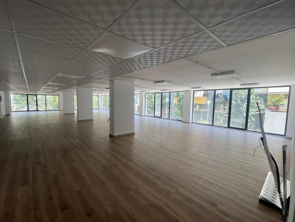 Tirane, jepet me qera ambjent biznesi Kati 0, 550 m² 4.400 € (Rruga e Dibres) TT 1177