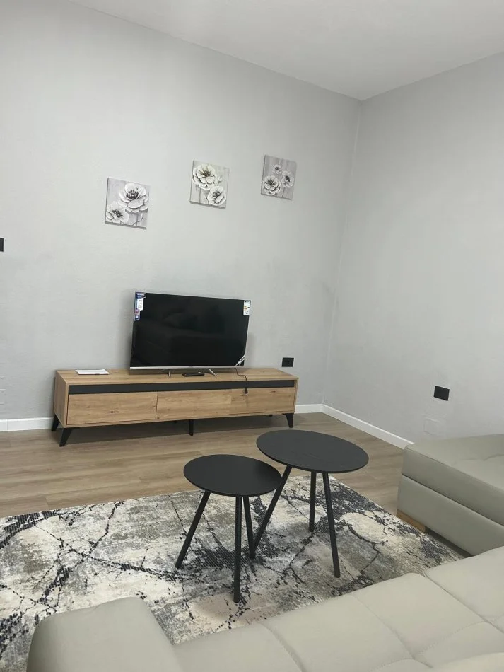 Tirane, jepet me qera apartament 2+1+Ballkon Kati 1, 76 m² 450 €