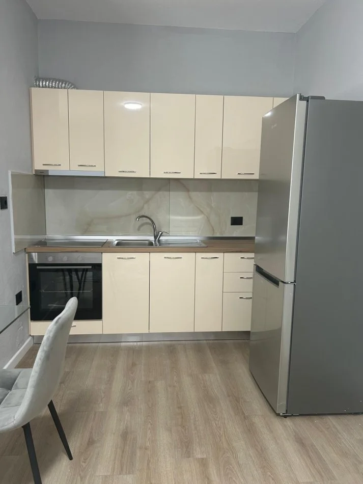 Tirane, jepet me qera apartament 2+1+Ballkon Kati 1, 76 m² 450 €