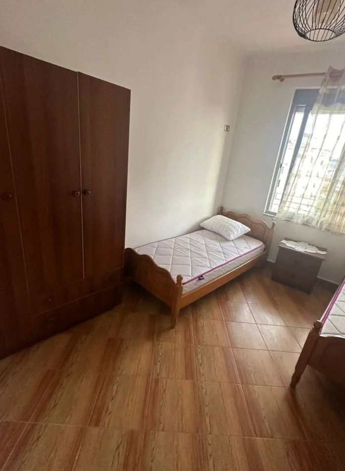 Tirane, jepet me qera apartament 2+1+Ballkon Kati 5, 110 m² 500 € (xhamlliku)