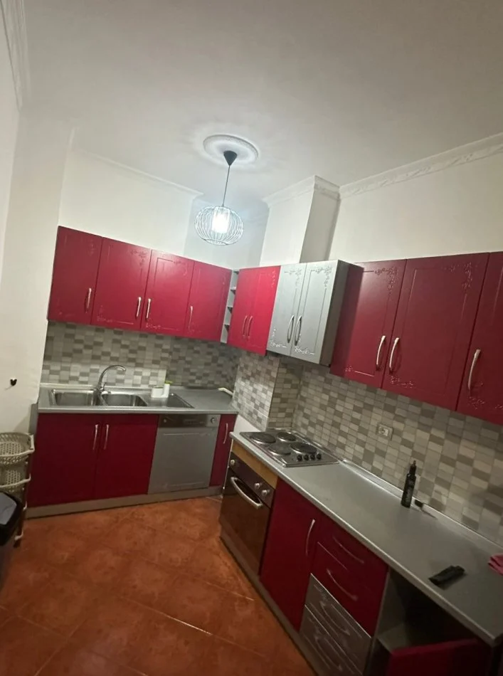 Tirane, jepet me qera apartament 2+1+Ballkon Kati 5, 110 m² 500 € (xhamlliku)