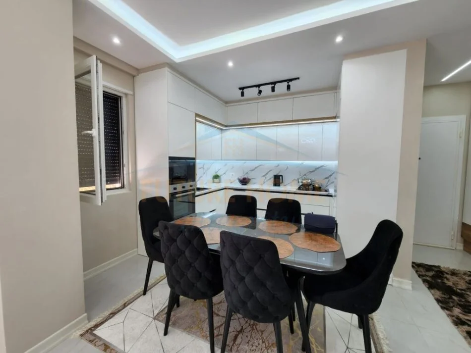 Tirane, shitet apartament 2+1 Kati 8, 105 m² 250.000 € (Ali Dem)