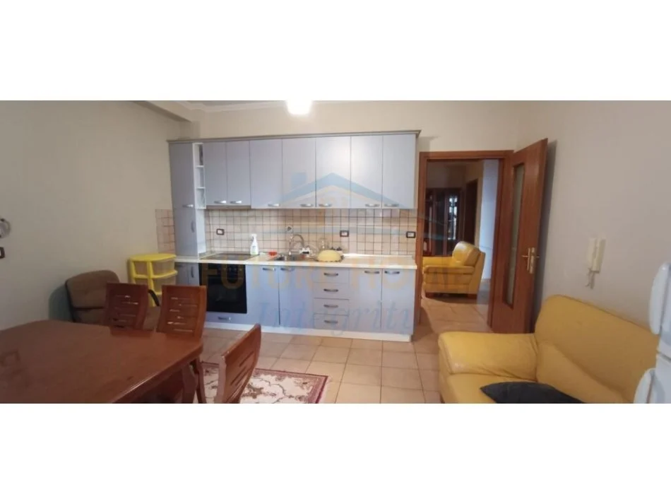Tirane, jepet me qera apartament 2+1 Kati 2, 115 m² 500 € (Rruga E Dibres)