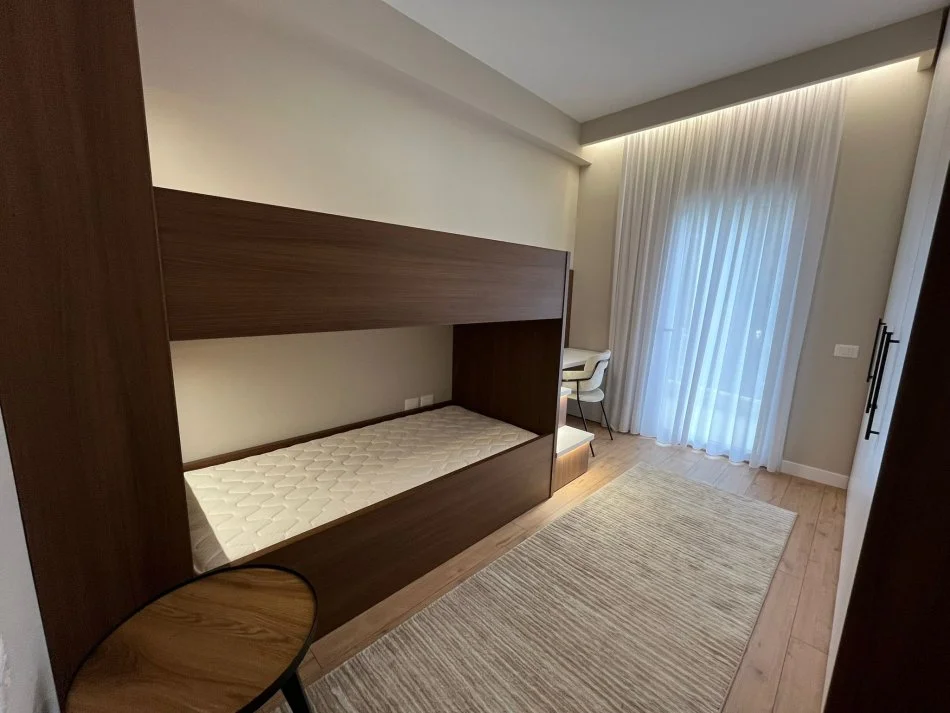 Tirane, shitet apartament 2+1 Kati 1, 119 m² 250.000 € (Kopshti Botanik)