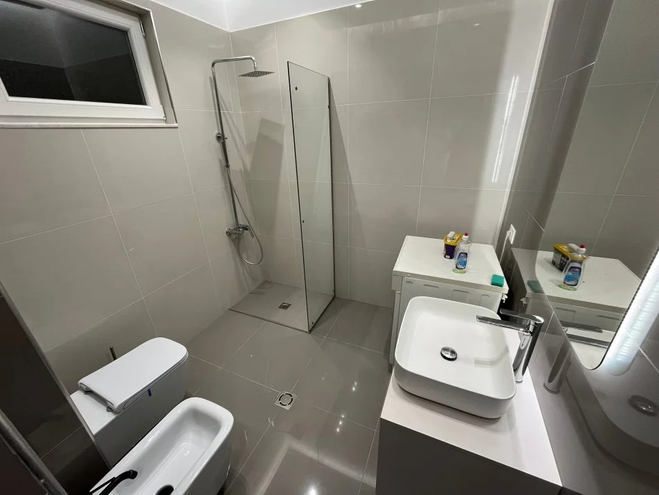 Tirane, shitet apartament 2+1 Kati 1, 119 m² 250.000 € (Kopshti Botanik)