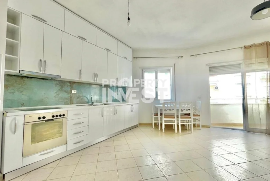 Tirane, jepet me qera apartament 1+1 Kati 2, 75 m² 300 € (Fresku)