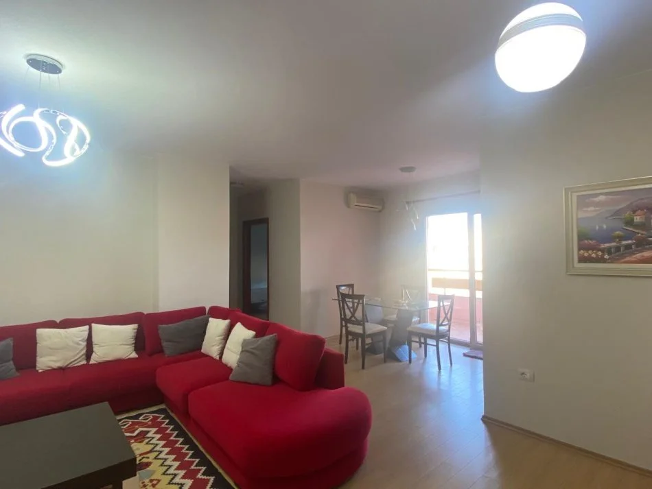 Tirane, jepet me qera apartament 2+1 Kati 6, 100 m² 700 € (pallati me shigjeta)