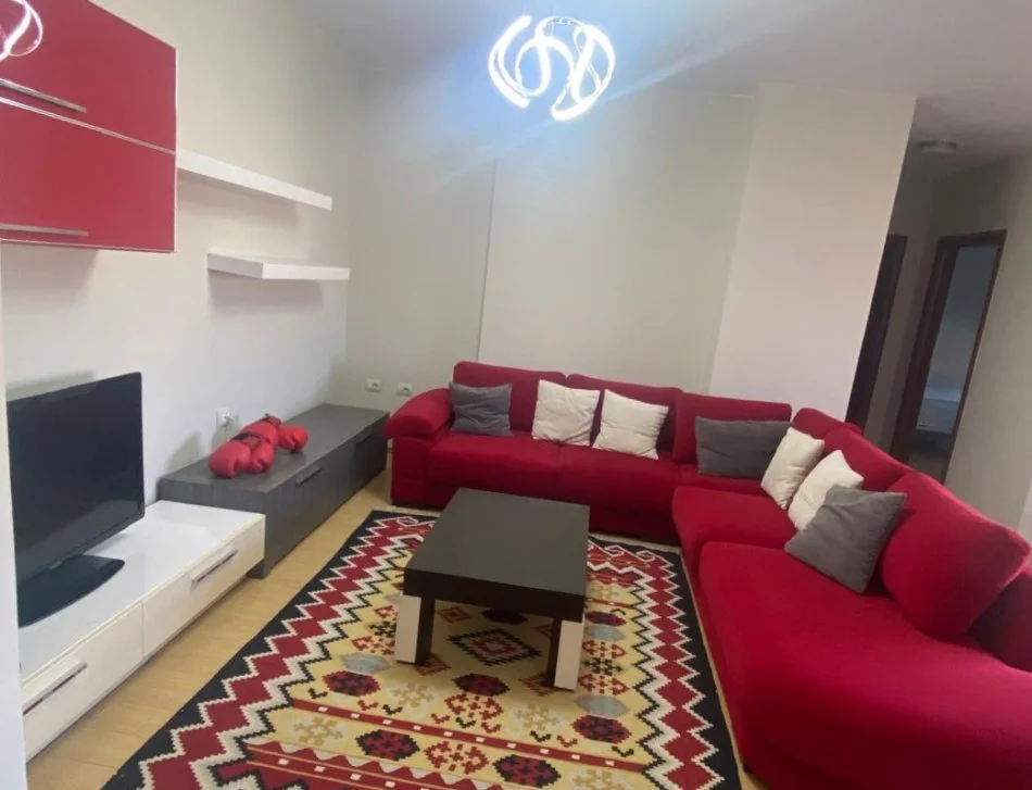 Tirane, jepet me qera apartament 2+1+Ballkon Kati 6, 100 m² 700 € (pallati me shigjeta)