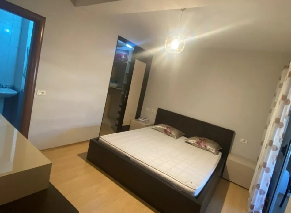 Tirane, jepet me qera apartament 2+1+Ballkon Kati 6, 100 m² 700 € (pallati me shigjeta)