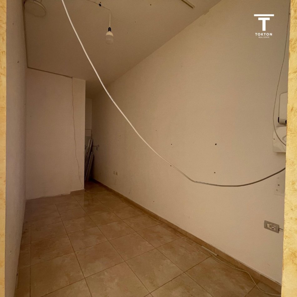 Tirane, jepet me qera dyqan Kati 0, 70 m² 450 € (ASTIR)
