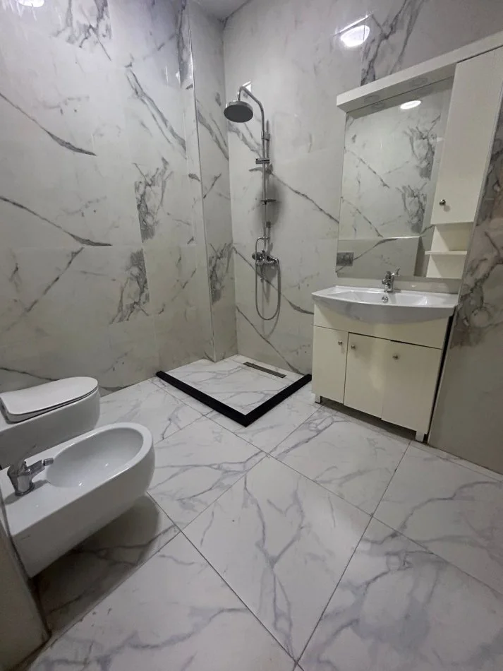 Tirane, jepet me qera zyre Kati 2, 90 m² 850 € (Prane Juridikut)