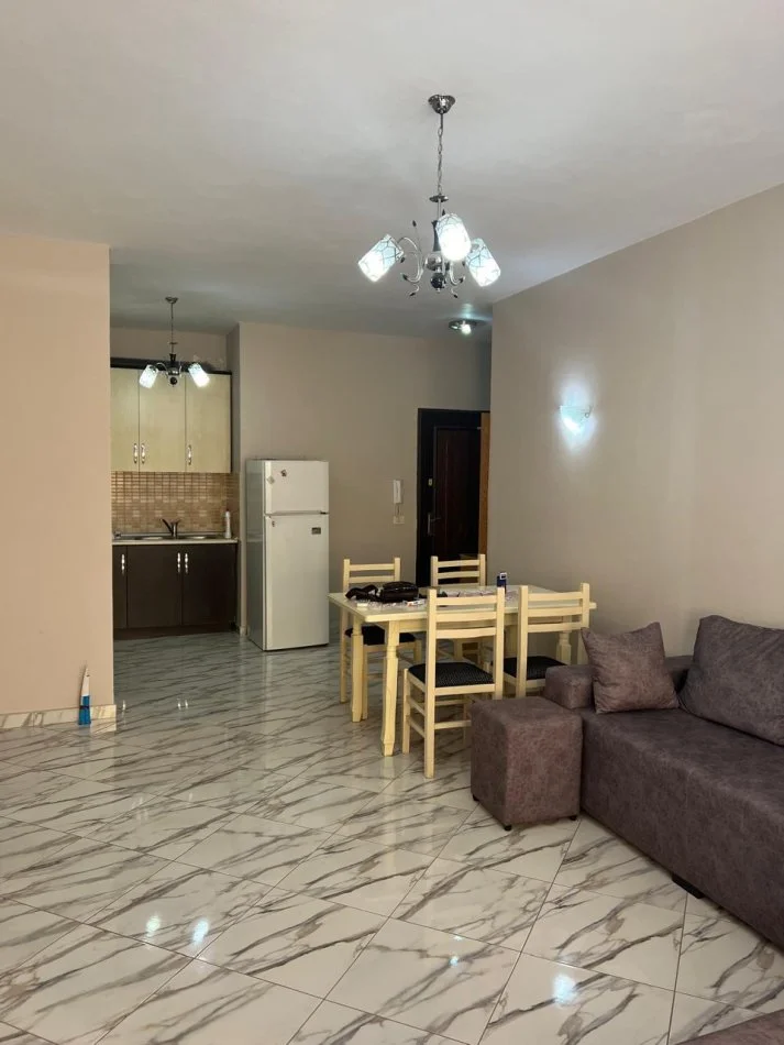 Tirane, jepet me qera apartament 2+1 Kati 7, 100 m² 500 € (Yzberisht)