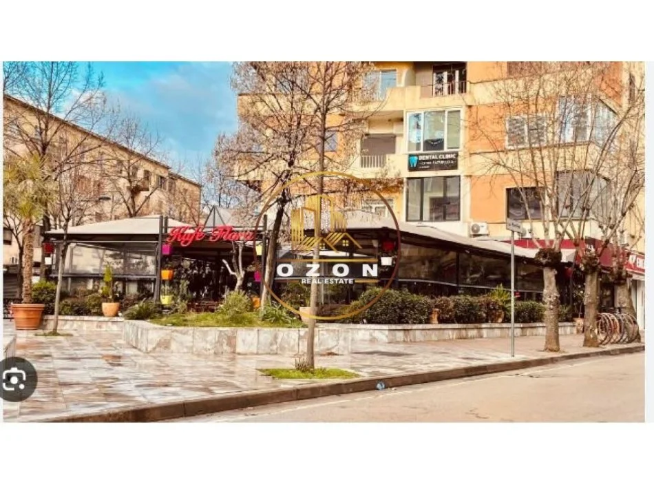 Shitet Hapësirë Biznesi Multifunksional Përballë Kafe Florës!