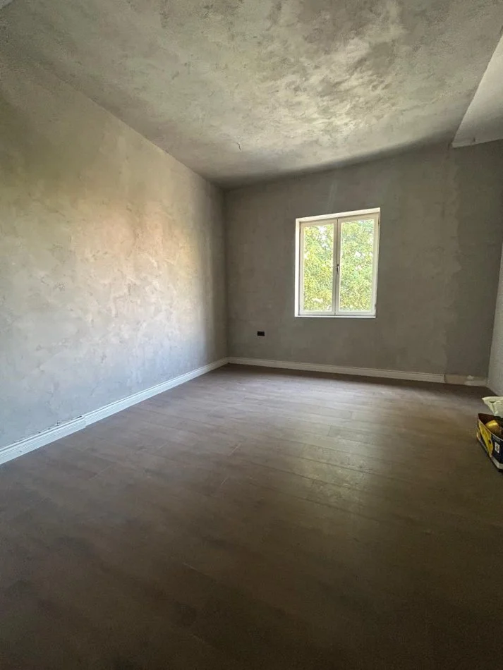 Tirane, jepet me qera zyre Kati 2, 90 m² 1.000 € (Prane Juridikut)