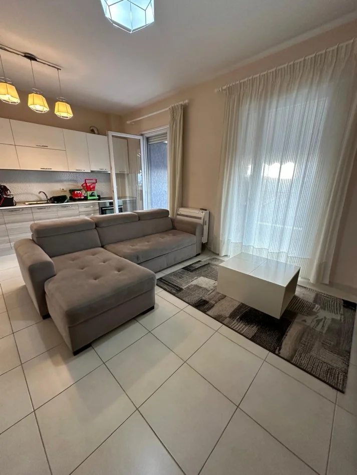 Tirane, jepet me qera apartament 1+1 Kati 7, 85 m² 500 € (rr kosovarve)
