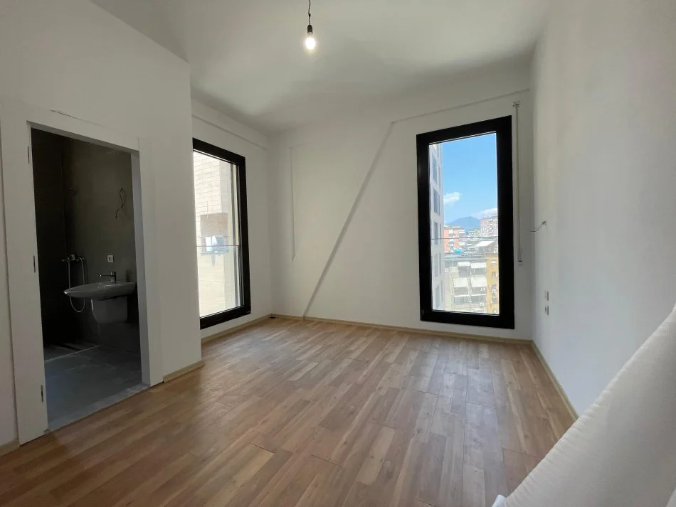 SHITET, APARTAMENT 2+1+2+2 POSTE PARKIMI, RRUGA E KOSOVARËVE, TIRANË
