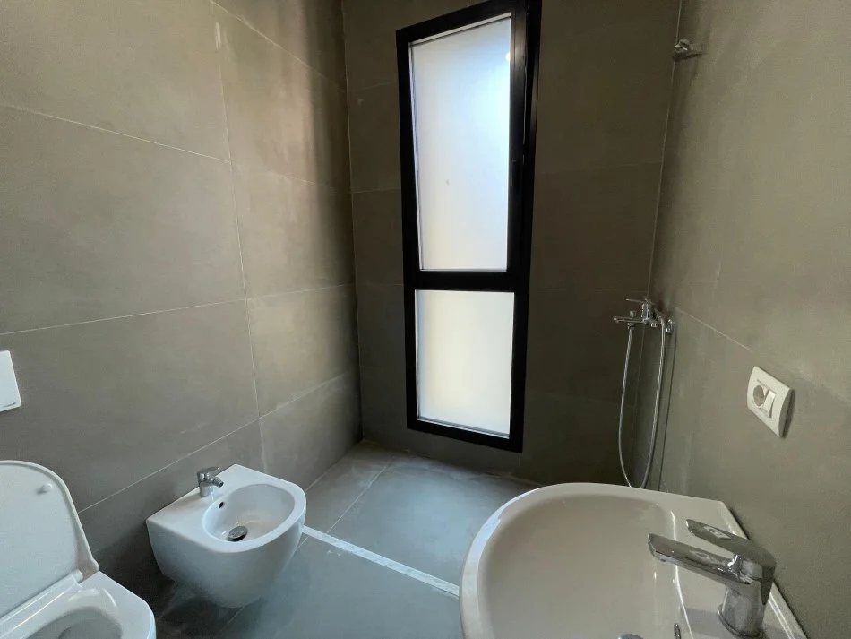 SHITET, APARTAMENT 2+1+2+2 POSTE PARKIMI, RRUGA E KOSOVARËVE, TIRANË