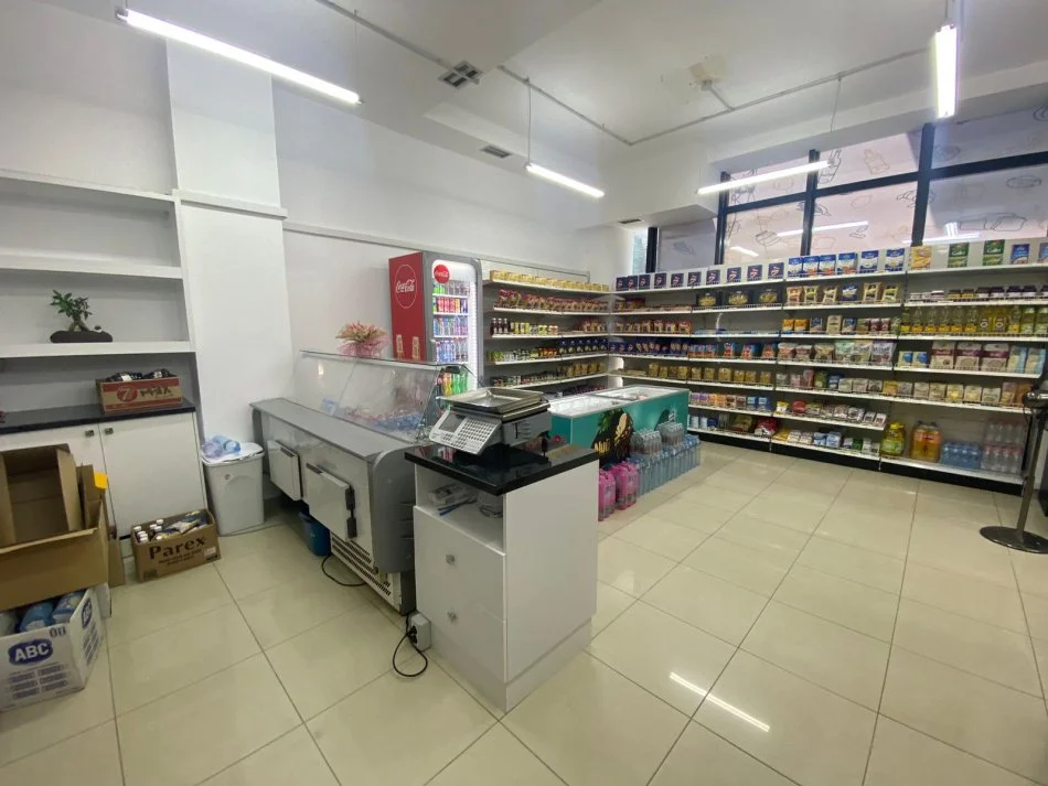 Tirane, jepet me qera ambjent biznesi Kati 0, 100 m² 850 € (Rruga Arkitekt Kasemi)