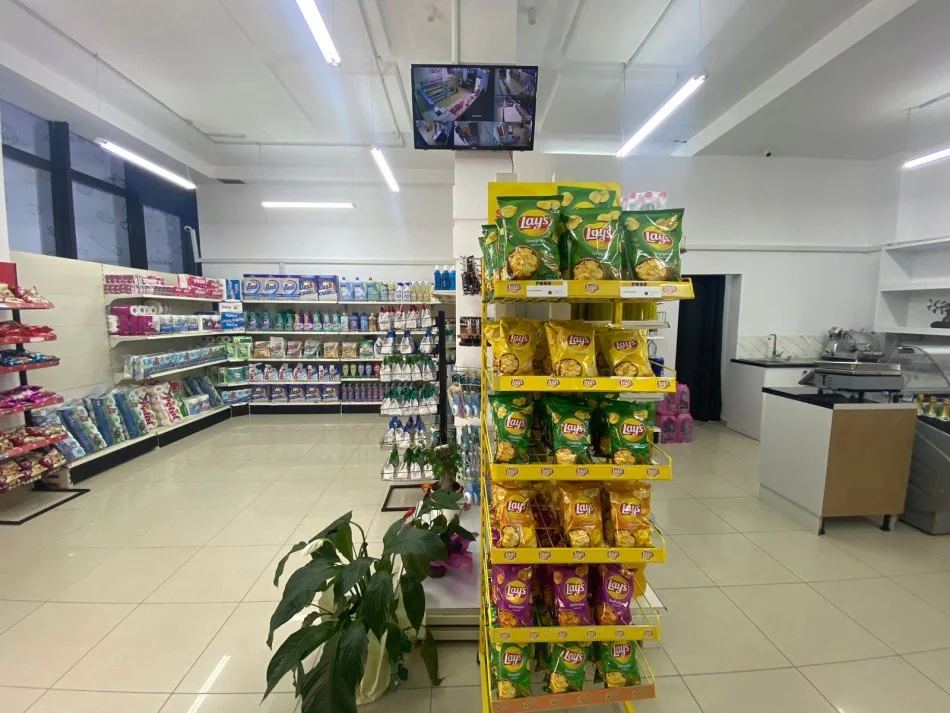 Tirane, jepet me qera ambjent biznesi Kati 0, 100 m² 850 € (Rruga Arkitekt Kasemi)