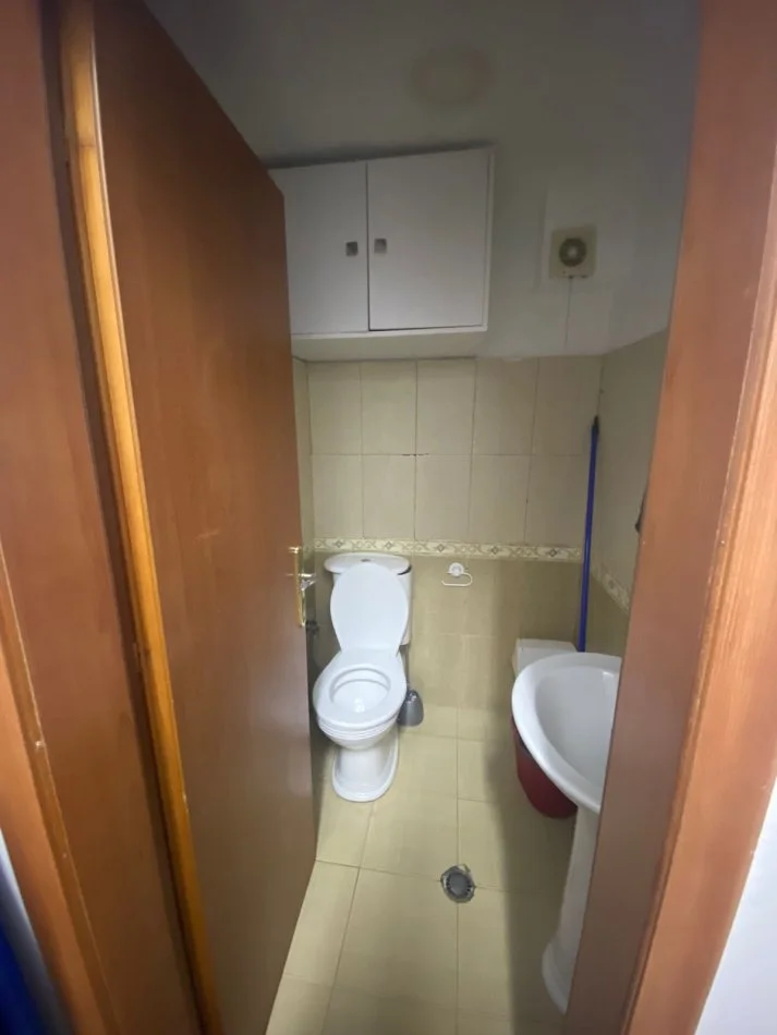 Tirane, jepet me qera ambjent biznesi Kati 0, 100 m² 850 € (Rruga Arkitekt Kasemi)