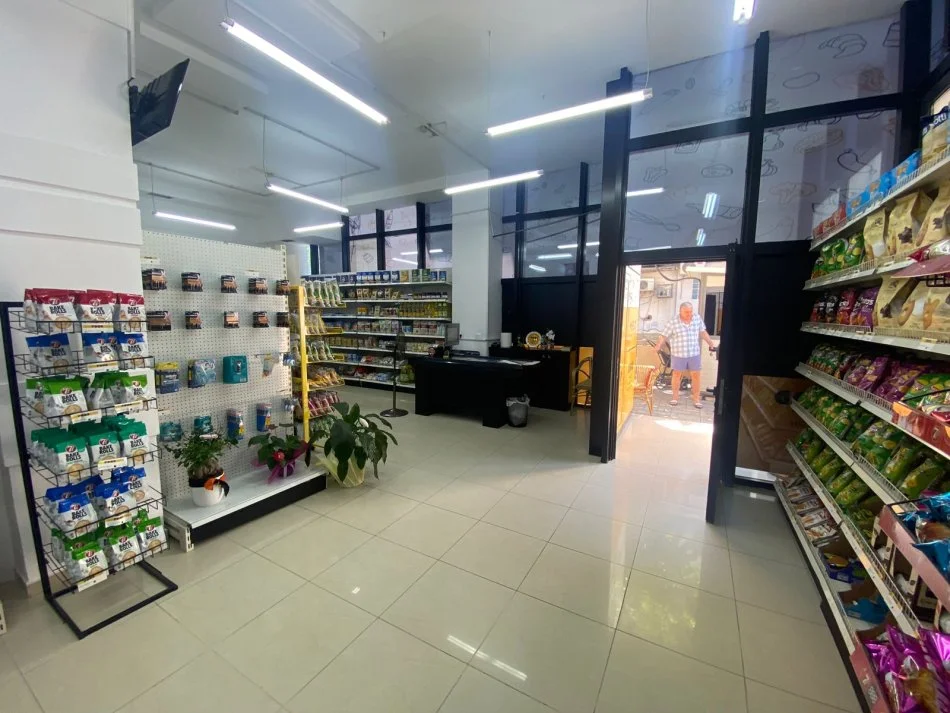 Tirane, jepet me qera ambjent biznesi Kati 0, 100 m² 850 € (Rruga Arkitekt Kasemi)