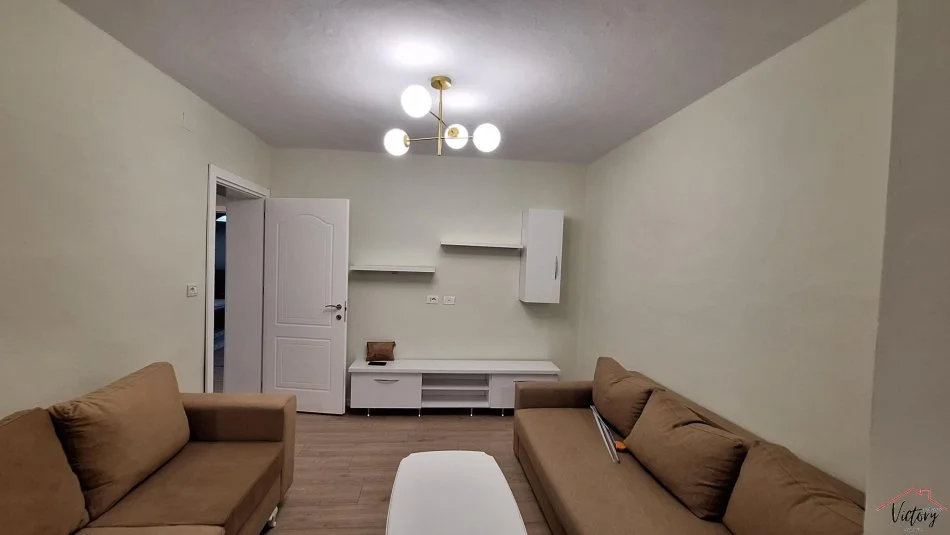 Tirane, jepet me qera apartament 3+1+Ballkon Kati 2, 100 m² 700 € (Xhamllik)
