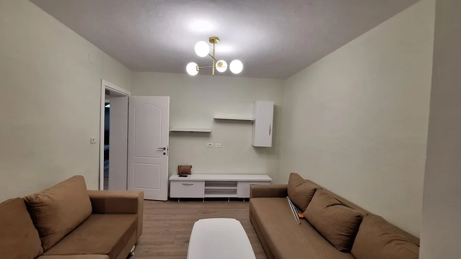 Tirane, jepet me qera apartament 3+1 Kati 2, 100 m² 700 € (Xhamllik)