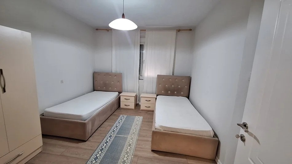 Tirane, jepet me qera apartament 3+1 Kati 2, 100 m² 700 € (Xhamllik)