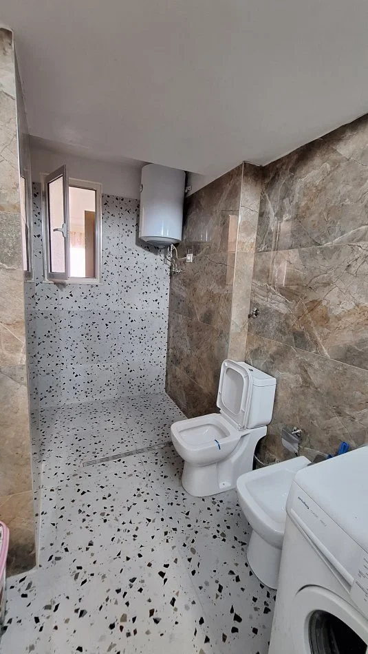Tirane, jepet me qera apartament 3+1 Kati 2, 100 m² 700 € (Xhamllik)