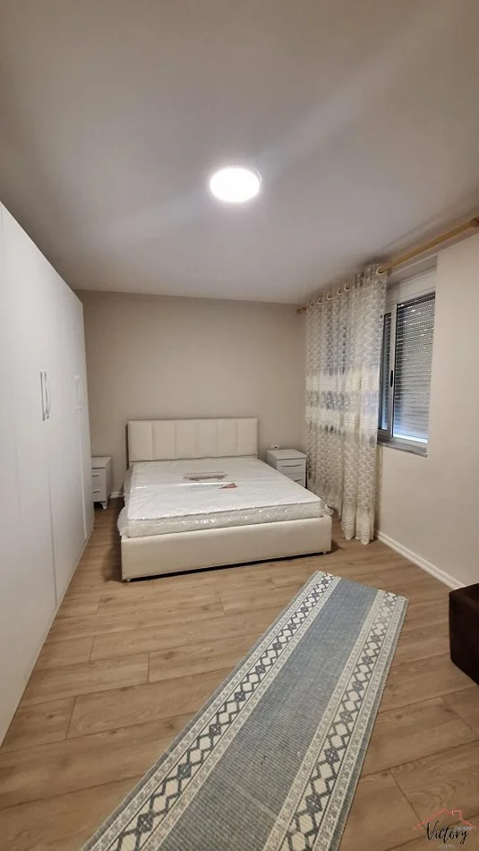 Tirane, jepet me qera apartament 3+1+Ballkon Kati 2, 100 m² 700 € (Xhamllik)
