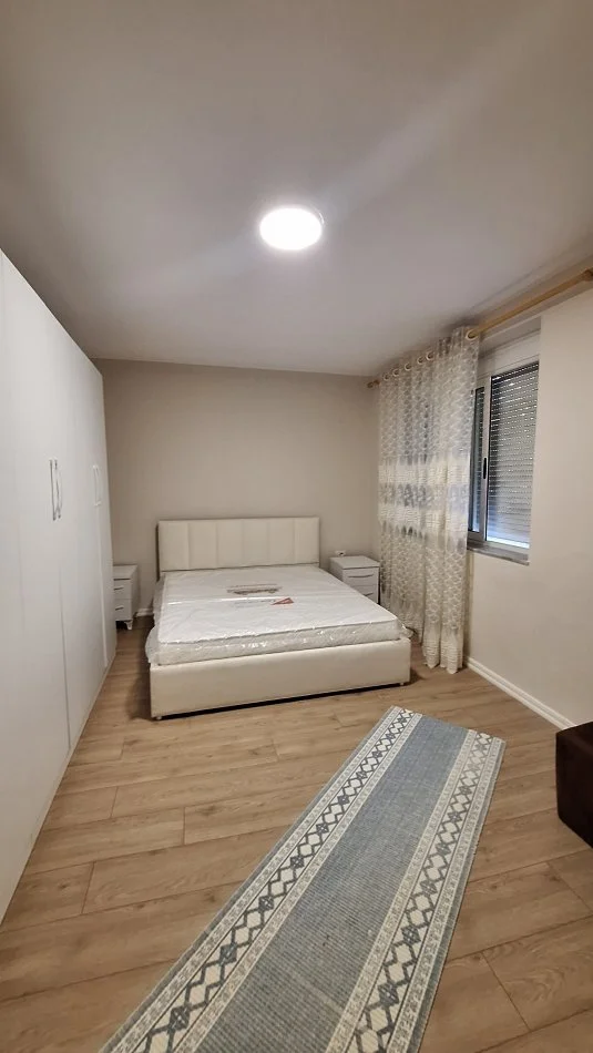 Tirane, jepet me qera apartament 3+1 Kati 2, 100 m² 700 € (Xhamllik)