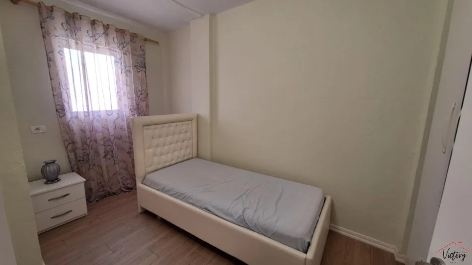 Tirane, jepet me qera apartament 3+1+Ballkon Kati 2, 100 m² 700 € (Xhamllik)