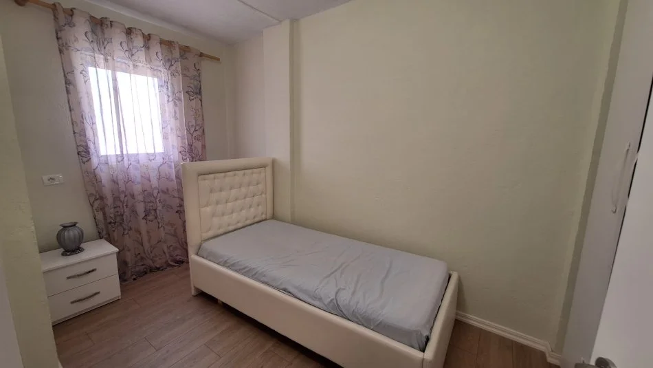 Tirane, jepet me qera apartament 3+1 Kati 2, 100 m² 700 € (Xhamllik)