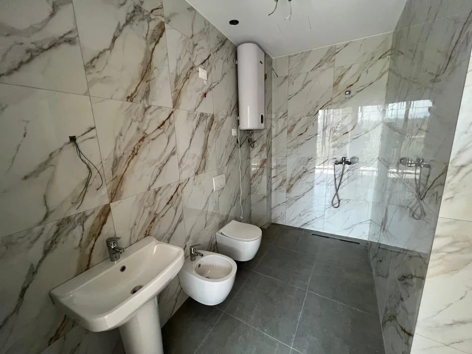 Tirane, jepet me qera apartament 2+1+Ballkon Kati 3, 121 m² 1.300 € (RRUGA E KOSOVAREVE)