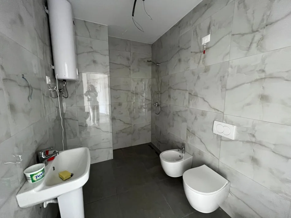 Tirane, jepet me qera apartament 2+1+Ballkon Kati 3, 121 m² 1.300 € (RRUGA E KOSOVAREVE)