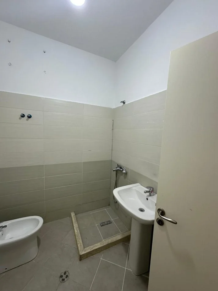 Tirane, shitet apartament 2+1 Kati 1, 130 m² 120.000 € (Fresk)