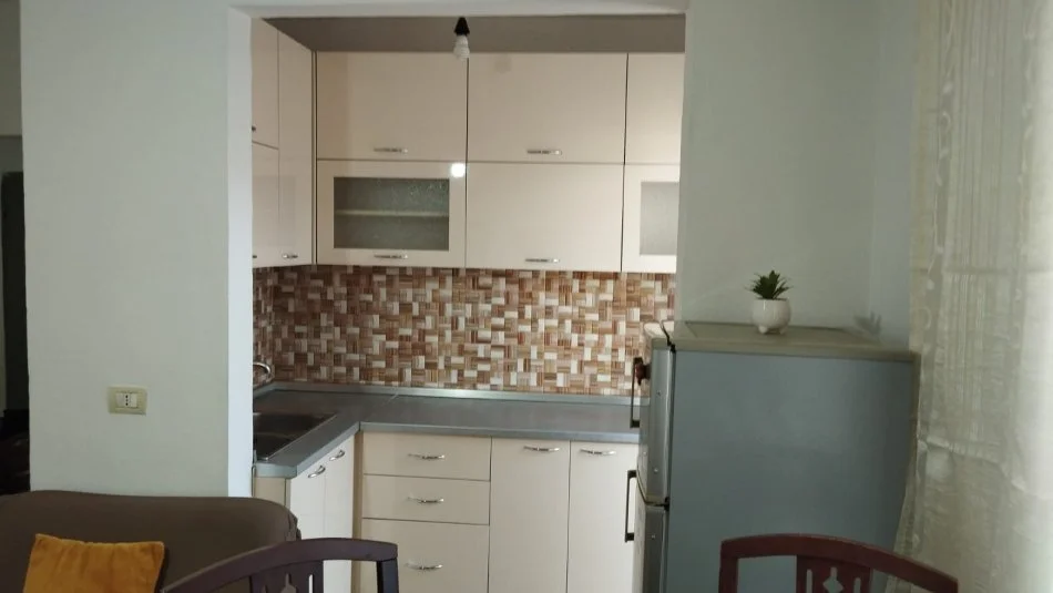Tirane, Apartament 1+1 me qira Kati 3, 60 m² 300 € (Shkolla e Bashkuar)