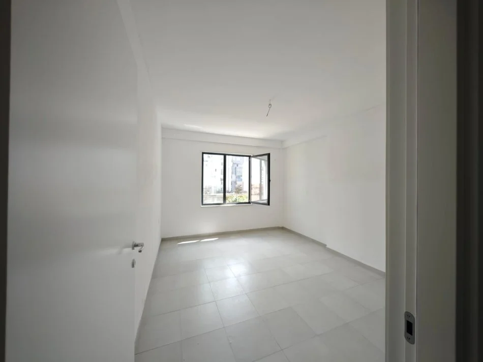 Tirane, Ambient biznesi me qira Kati 3, 94 m² 850 € (Pazari Ri)